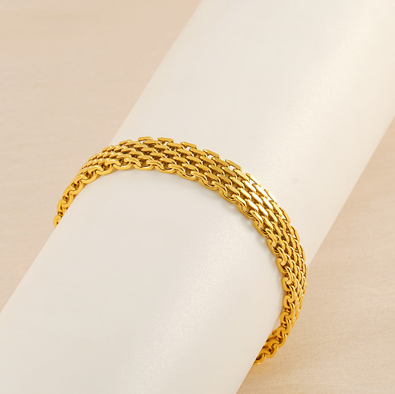 Gold chain bracelet close-up, curved interlocking links